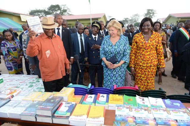 Visite d’Etat dans le Gontougo / Gouméré : la Première Dame équipe entièrement le nouveau collège